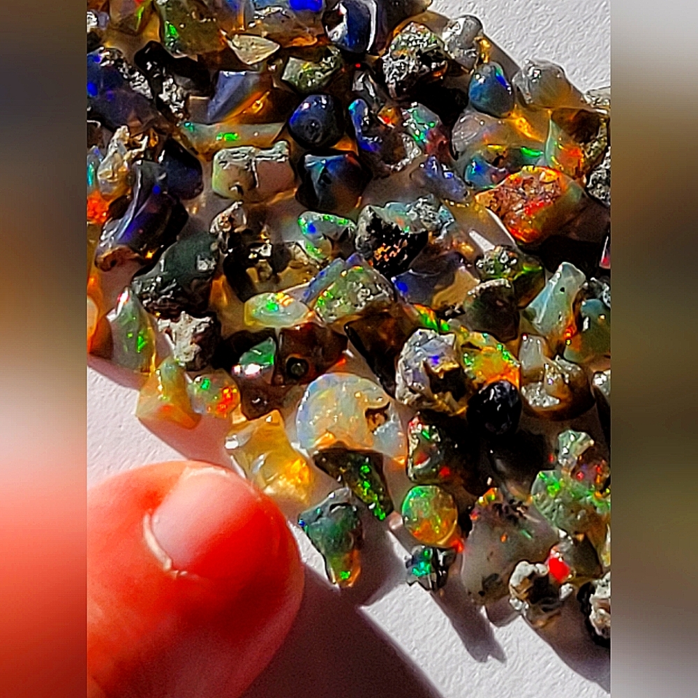 33pcs. Ethiopian BLACK Fire Opal Crystal Chips 3-7mm